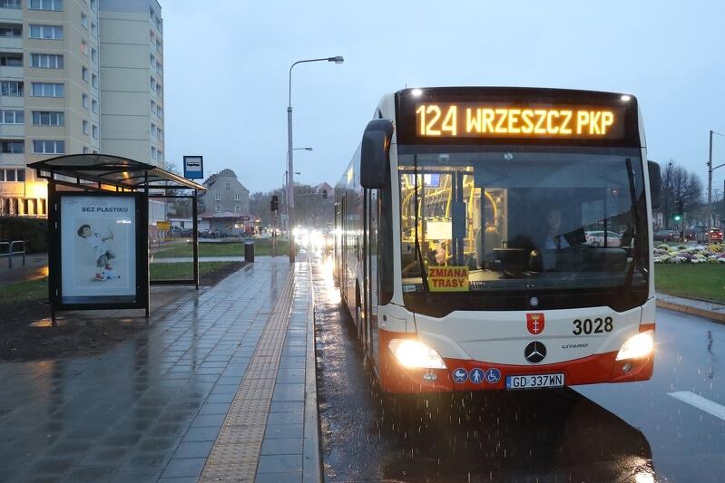 Nowy przystanek autobusowy „Plac Komorowskiego” na ul. Wyspiańskiego w pobliżu skrzyżowania z ul. Waryńskiego. Przystanek dla linii autobusowej 124 w kierunku pętli „Wrzeszcz PKP”