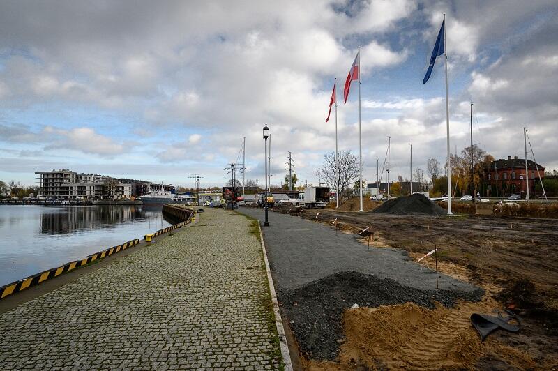 Realizowana przestrzeń rekreacyjna obejmie teren 5 tys. mkw., maszty z flagami Unii Europejskiej, Polski i Gdańska pozostaną