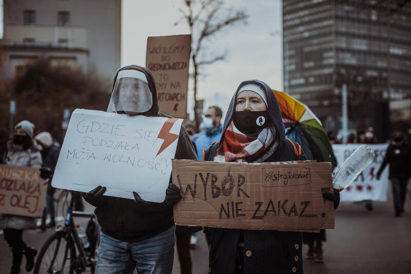 Manifestanci z Targu Drzewnego przemaszerowali ulicami Starego Miasta na plac Solidarności