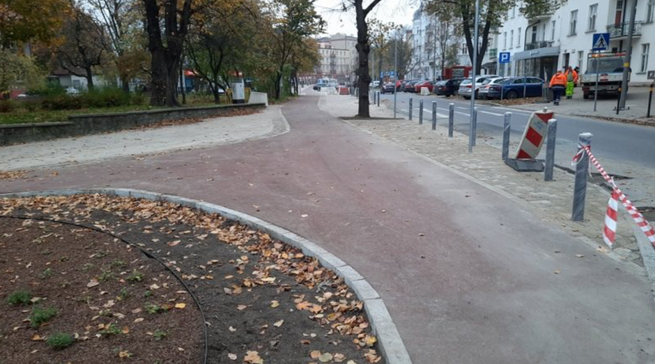 Droga rowerowa wzdłuż ul. Dmowskiego jest już niemal gotowa