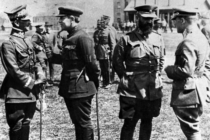Generał Piotr Bezruczko (drugi z lewej) w rozmowie z polskim generałem, w roku 1920, podczas wojny polsko-bolszewickiej. Po prawej - oficerowie zachodnich armii sojuszniczych