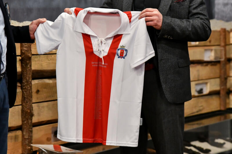 Utrzymana w biało-czerwonych barwach koszulka z charakterystycznym emblematem nawiązuje do strojów używanych w Klubie Sportowym Gedania przed wojną