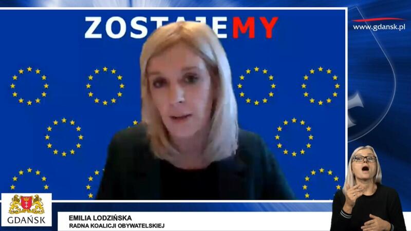 Dla podkreślenia wagi więzi łączących Polskę z Unią Europejską, radni Koalicji Obywatelskiej i Wszystko dla Gdańska w swoich internetowych wystąpieniach korzystali z tła, na które składała się zwielokrotniona flaga UE i biało=czerwony napis ZOSTAJEMY. Nz. Emilia Lodzińska, radna Koalicji Obywatelskiej 