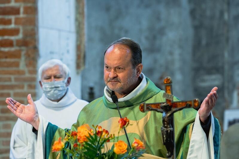 Msze św. niedzielne w kościele św. jana odprawia ks. Krzysztof Niedałtowski
