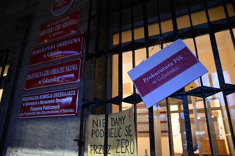 Na drzwiach wejściowych do siedziby Prokuratury Okręgowej w Gdańsku zawieszono tabliczkę stylizowaną na tablicach urzędowych... 