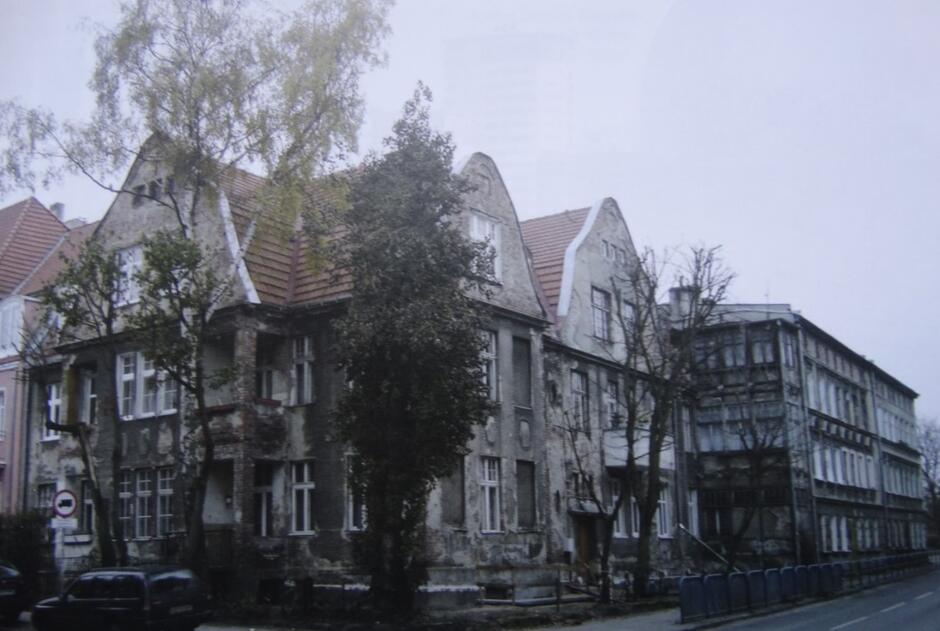 Kwartał starej zabudowy czynszowej na rogu Partyzantów i Topolowej; 2009