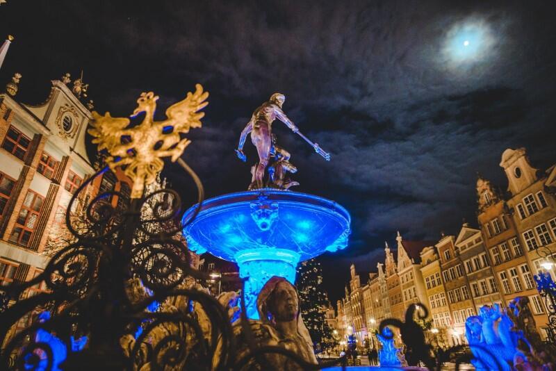 Magiczne zdjęcie podświetlonej na niebiesko fontanny Neptuna, autorstwa Piotra Połoczańskiego