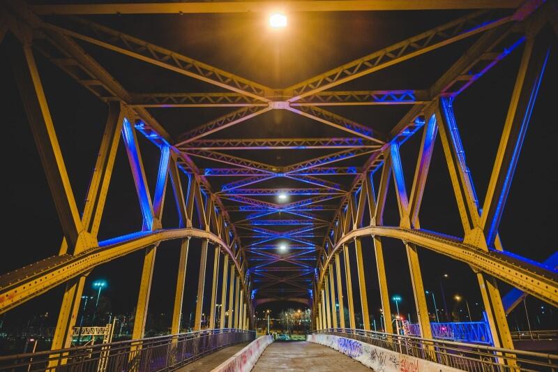 I podświetlony na niebiesko wiadukt Nowa Wałowa...