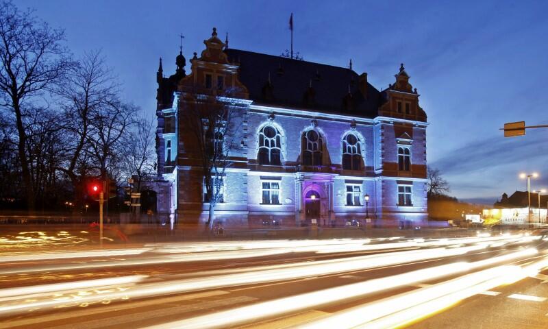 Budynek Rady Miasta w Gdańsku podczas ogólnoświatowej akcji Na niebiesko dla autyzmu . Nz. podświetlona na niebiesko w kwietniu 2014 roku