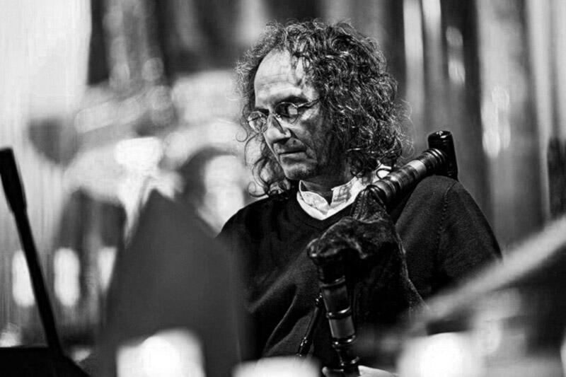 Paweł Iwaszkiewicz to muzyk i multiinstrumentalista specjalizujący się w grze na dawnych instrumentach dętych