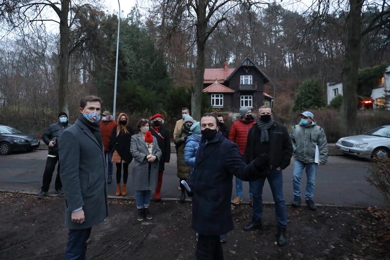 We wtorkowym spacerze wziął udział zastępca prezydent Gdańska Piotr Grzelak (na pierwszym planie, po lewej) oraz Ryszard Gajewski, prezes Gdańskich Wód. Towarzyszyli im pracownicy urzędu, radni dzielnicy i radni miejscy