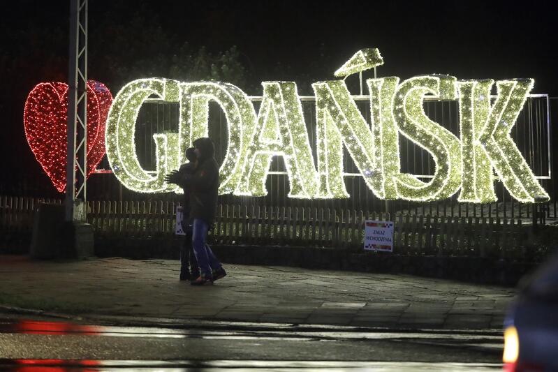 Napis Gdańsk, który znajduje się przy Parku Oliwskim, to iluminacja przy której ludzie bardzo chętnie robią sobie zdjęcia w okresie świątecznym