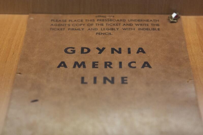 Zżółkła sztywna karta z napisem Gdynia America Line i napisami dla pasażera w języku angielskim