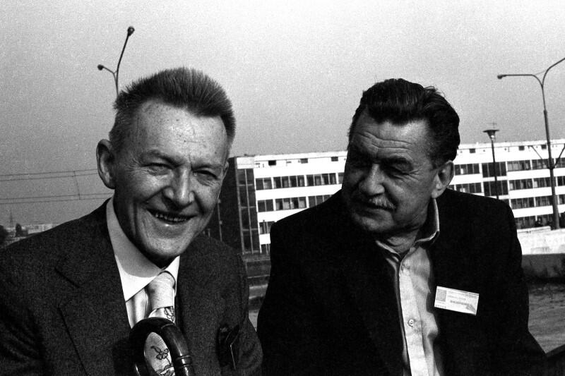 Lech Bądkowski, po lewej, z jednym z uczestników I Zjazdu NSZZ Solidarność w Hali Olivia, w 1981 roku