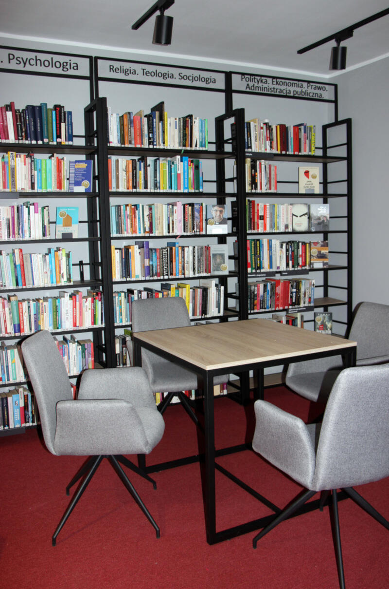 Wnętrze biblioteki po remoncie jest schludne i nowoczesne, a czytelnicy będą mieć do dyspozycji większą przestrzeń pomiędzy regałami