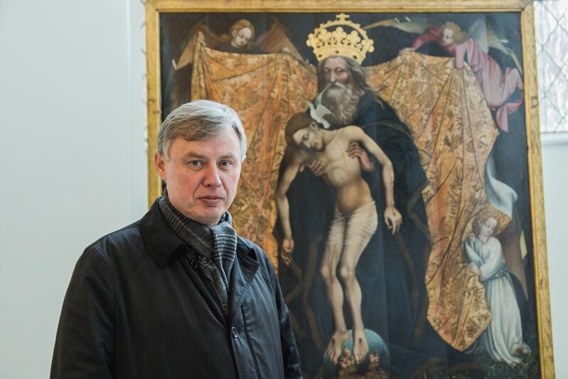 Ks. Ireneusz Bradtke stoi obok sprowadzonego z Niemiec ołtarza Pietas Domini 