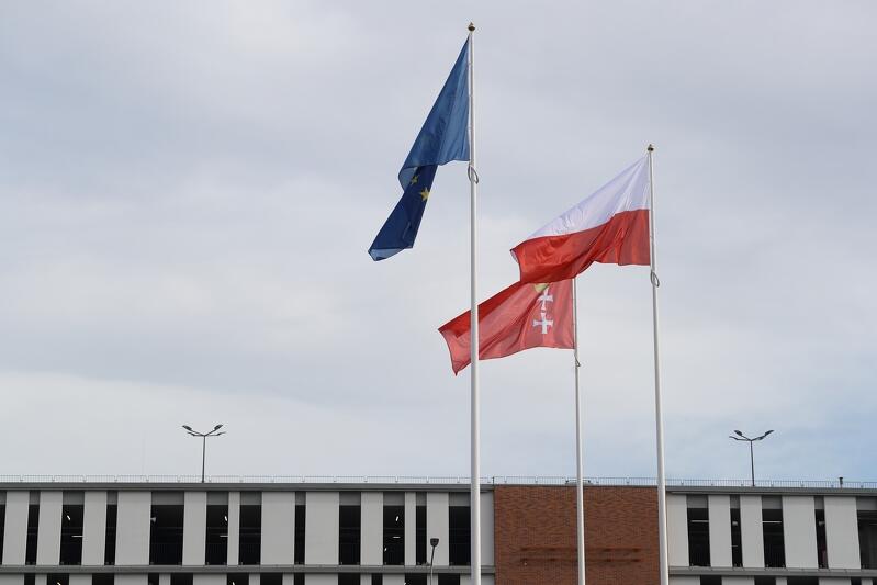 Flagi Polski, Unii Europejskiej i Gdańska na węźle Carla Groddecka