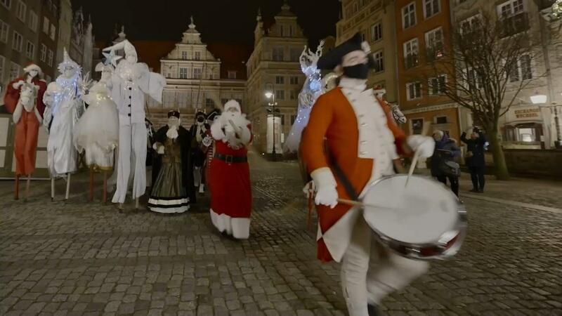 W sobotę, 6 grudnia do Gdańska przypłynął św. Mikołaj i wraz z orszakiem dotarł do świątecznej choinki