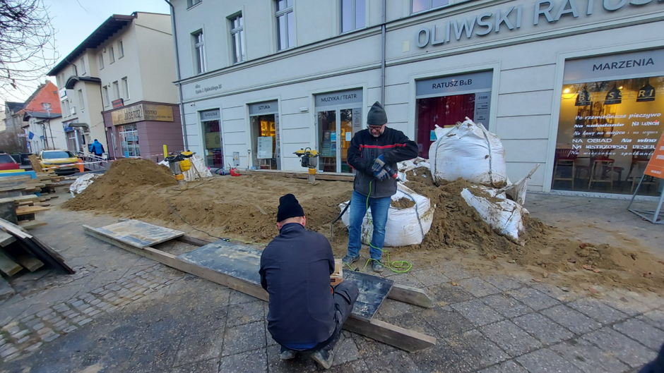 Trwa budowa tegorocznej szopki bożonarodzeniowej z piasku. Stanie ona, tradycyjnie, przy ul. Opata Rybińskiego