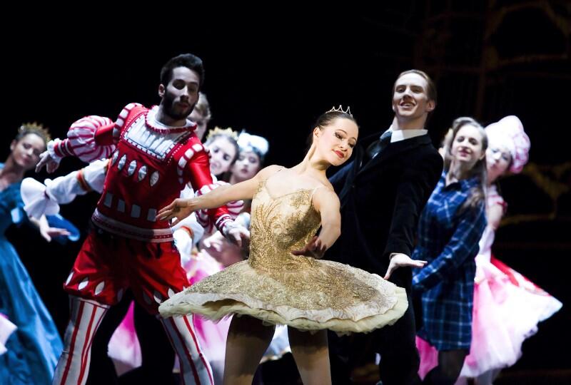 Balet Dziadek do orzechów  miał premierę w Operze Bałtyckiej 30 listopada 2017 roku. Teraz możemy zobaczyć go online