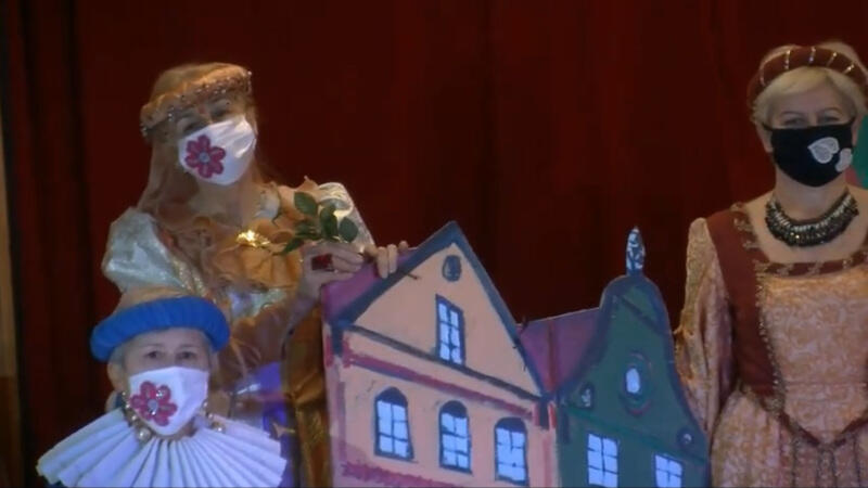 Występ Teatru Miłośników Tańca i Muzyki Dawnej, którzy w ramach projektu „Pigułka Sztuki Dla Seniorów” zaprezentowali tańce barokowe, odbył się w Państwowych Szkołach Budownictwa w Gdańsku 7 grudnia