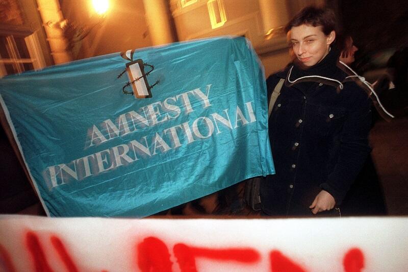 Manifestacja Amnesty International na Długim Targu - Monika Chabior 9 grudnia 1999 r.