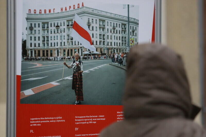 Celem wystawy prezentowanej w różnych miejscach w Polce jest m.in. przybliżenie, o co i z kim walczą Białorusini i Białorusinki tuż za granicą naszego państwa