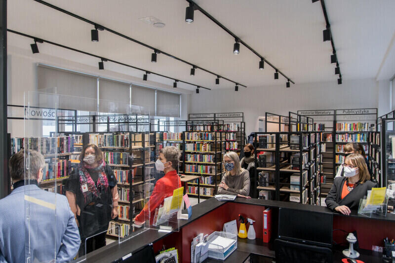 Biblioteka Morenowa nie jest duża - zajmuje powierzchnię 132 m kw. - ale chętnie odwiedzana. Posiada 14-tysięczny księgozbiór i ponad cztery tysiące zarejestrowanych czytelników. Otwarto ją po 3 miesięcznym remoncie 8 grudnia 2020 r.