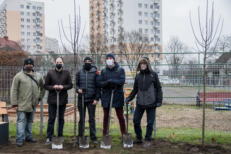 Pięć nowych jabłonek i pięciu radnych dzielnicy Oliwa, którzy je zasadzili: (od lewej) Tomasz Strug, Mikołaj Sobczak, Oskar Kruszyński, Jan Faściszewski i Jakub Raciborski