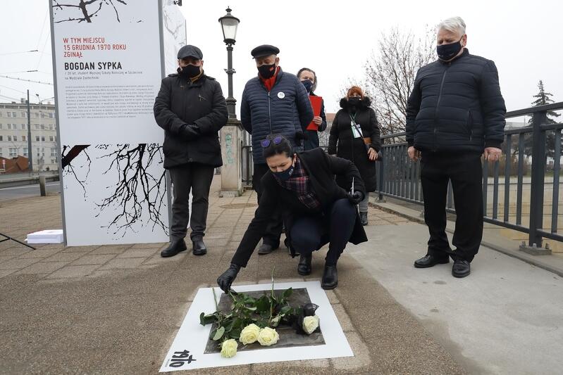 Odsłonięcie płyty upamiętniającej Bogdana Sypkę. Nz. prezydent Gdańska Aleksandra Dulkiewicz składa kwiaty