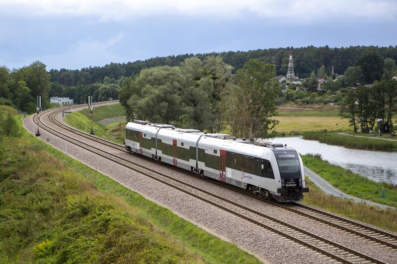 Gdańsk Kiełpinek, tory kolejowe Pomorskiej Kolei Metropolitalnej (PKM), na nich szynobus Szybkiej Kolei Miejskiej (SKM) 