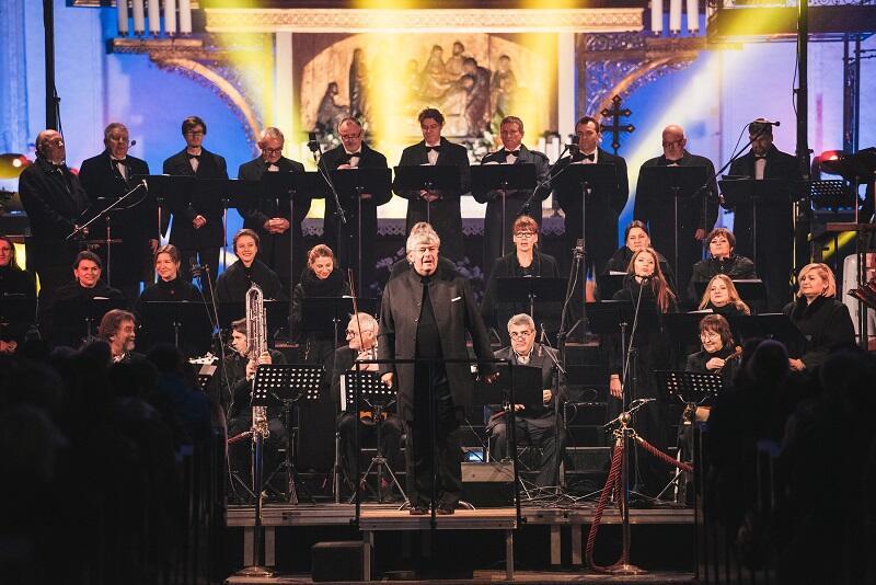 Tradycja wydarzenia sięga 2009 roku, w którym zespół z towarzyszeniem orkiestry i solistów wykonał słynne Magnificat Jana Sebastiana Bacha