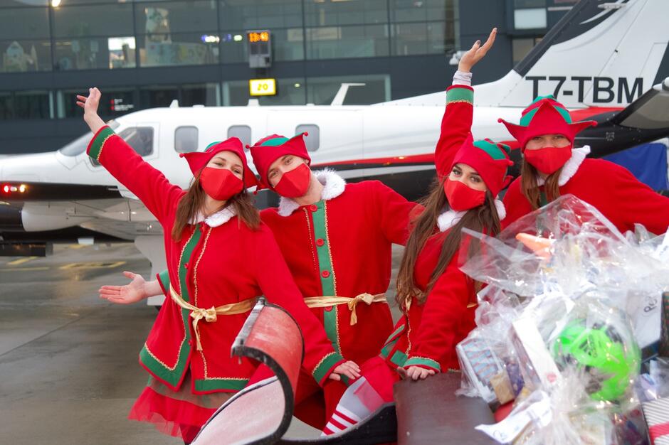 Gotowe do akcji elfy na lotnisku na płycie lotniska