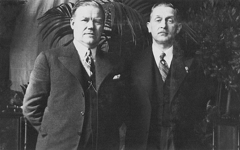 archiwalne, czarno-białe zdjęcie dwóch mężczyzn w średnim wieku w garniturach