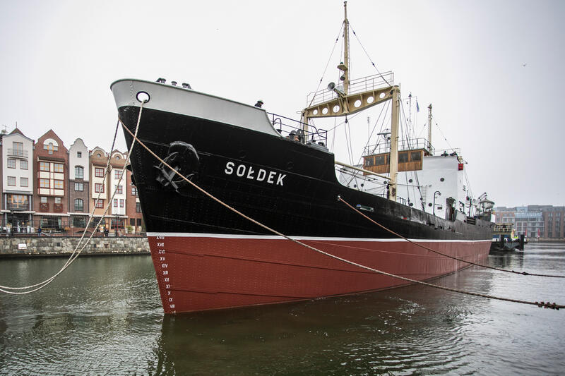 Statek-muzeum Sołdek  wraca na Motławę. Za chwilę zacumuje przy nabrzeżu przy wyspie Ołowianka 