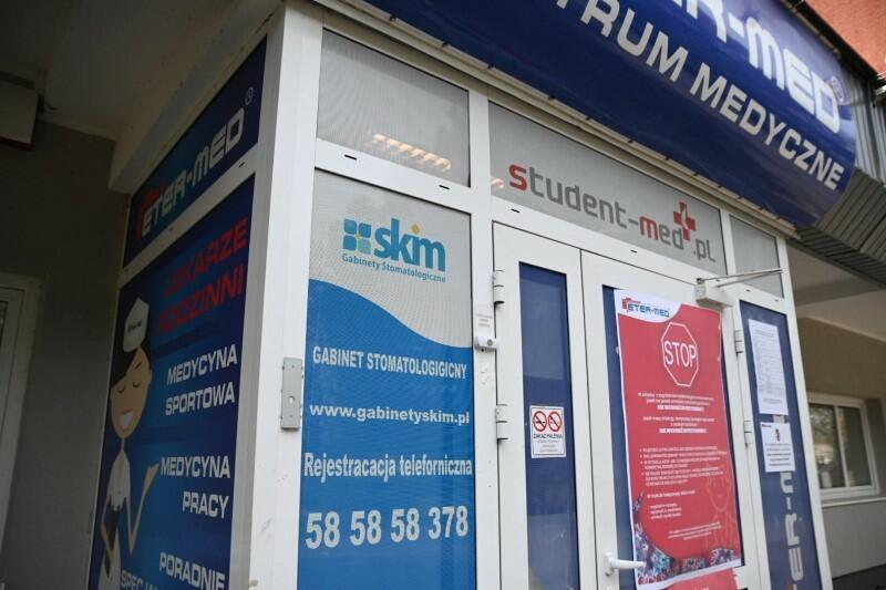 Gabinet stomatologiczny SKIM przy ulicy Kazimierza Górskiego 1 pracuje w trybie pogotowia stomatologicznego, to oznacza że nie jest wymagana wcześniejsza rejestracja