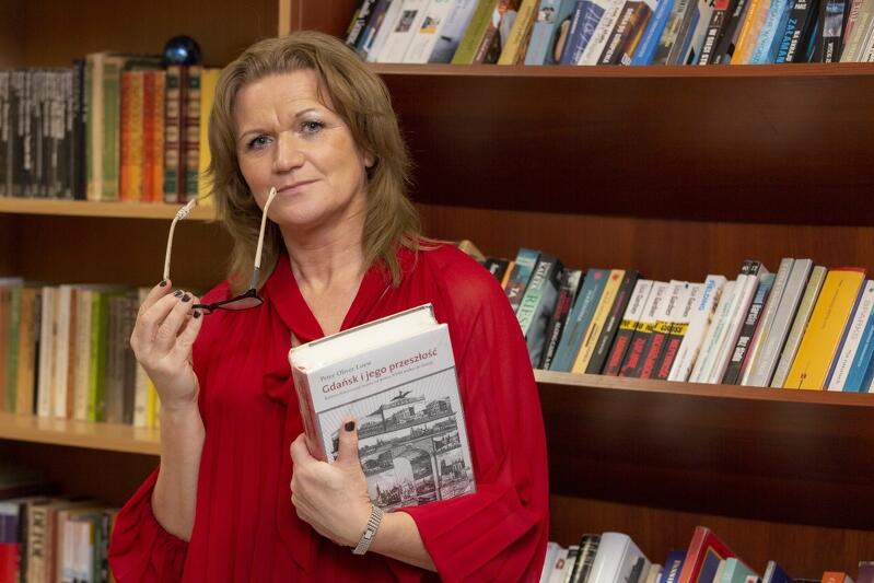 Marzena Kolmer, przewodnicząca Zarządu Dzielnicy Letnica, zaangażowała się w stworzenie społecznej biblioteki 