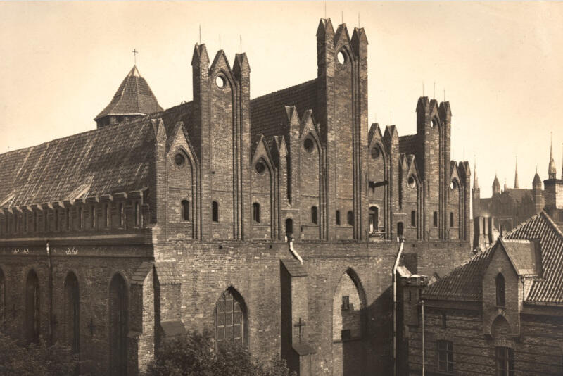 To zdjęcie archiwalne posłużyło do odrestaurowania elewacji zachodniej kościoła św. Mikołaja w Gdańsku
