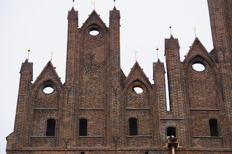 Kościół św. Mikołaja, który jest siedzibą klasztoru gdańskich dominikanów, po kilku miesiącach prac, prezentuje odnowioną elewację i szczyty po stronie zachodniej. Nz. fragment szczytu wraz z odrestaurowanymi dekorami