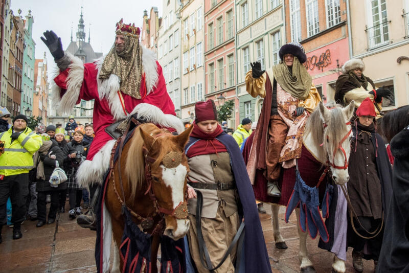 Orszak Trzech Króli w Gdańsku, który co roku 6 stycznia jednoczył tysiące gdańszczan i mieszkańców Trójmiasta w barwnym pochodzie, w tym roku niestety odbędzie się online. Powodem są względy bezpieczeństwa i obostrzenia wynikające z pandemii covid-19