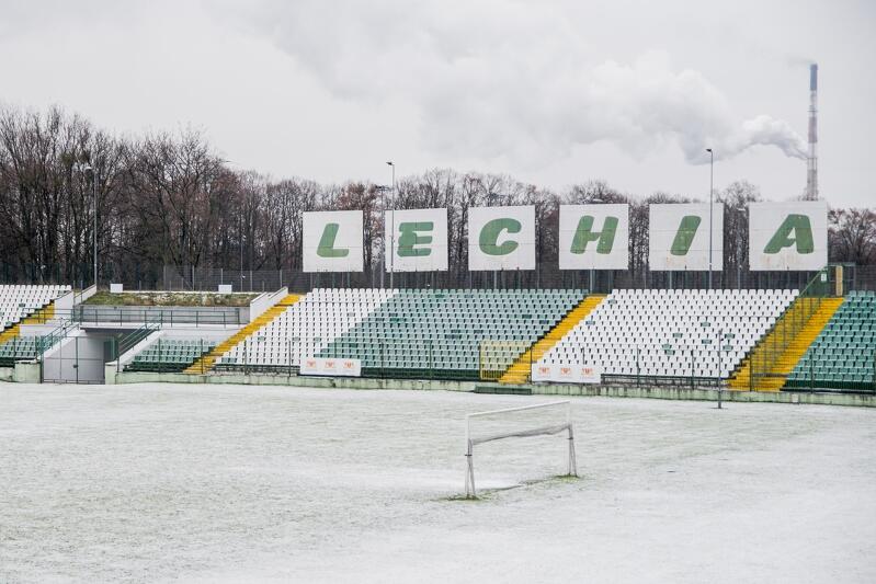 Stadion przy ul. Traugutta w poniedziałek, 4 stycznia 2021. Około godz. 13.30 na murawie zalegał śnieg 