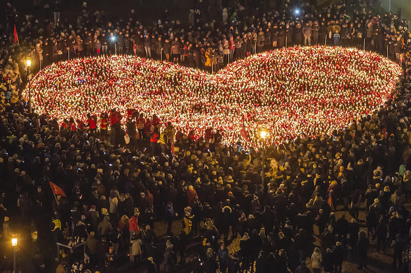  Największe serce świata powstało dla Pawła Adamowicza na Placu Solidarności w styczniu 2019. W drugą rocznicę śmierci prezydenta, 36 tys. zniczy ponownie rozbłyśnie w tym miejscu