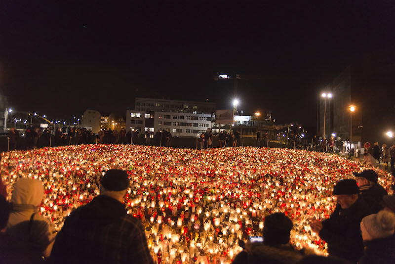 Przyłącz się do akcji wpłacając datek w wysokości min. 20 zł i symbolicznie zapal jeden z 36 tys. zniczy, które stworzą 14 stycznia na placu Solidarności w Gdańsku wielkie serce upamiętniające prezydenta Pawła Adamowicza w drugą rocznicę jego śmierci
