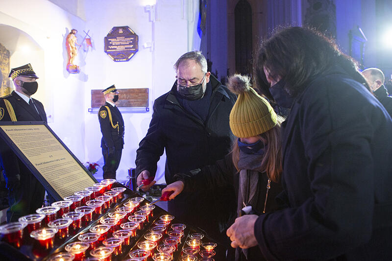 Przed urną prezydenta w Bazylice Mariackiej - Piotr Adamowicz, Teresa Adamowicz i prezydent Aleksandra Dulkiewicz