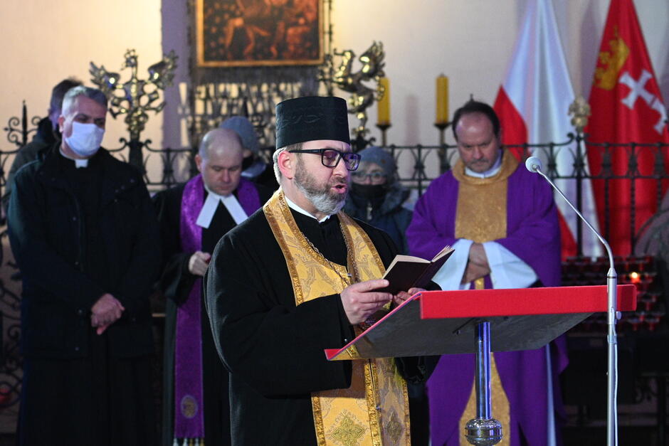 Kapłani różnych wyznań w trakcie modlitwy ekumenicznej w intencji Pawła Adamowicza