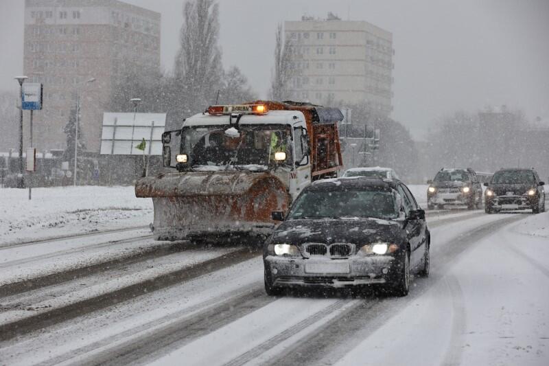 Nocą na gdańskich drogach pracowało 67 pojazdów Akcji Zima, na bieżąco monitorowana jest działalność komunikacji zbiorowej