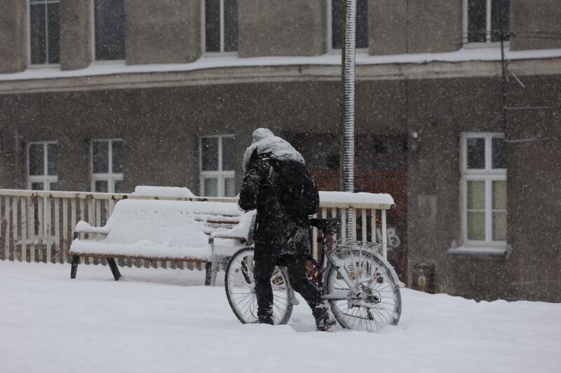 Nie oszukujmy się - rowerzyści i piesi po tak intensywnym opadzie śniegu mają ciężej niż kierowcy, którzy korzystają z odśnieżonych już ważniejszych dróg. Na wielu chodnikach leży jeszcze gruba pokrywa kopiastego śniegu