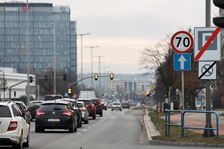 Miasto przygląda się obecnie pracom prowadzonym w Ministerstwie Infrastruktury w zakresie zmian w przepisach ujednolicających dopuszczalną prędkość pojazdów w obszarze zabudowanym do 50 km/h, zarówno w dzień jak i w nocy