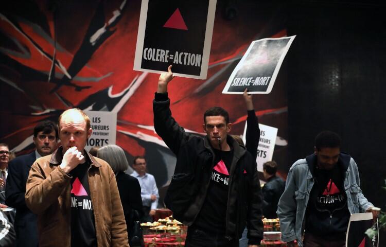 Kadr z filmu 120 UDERZEŃ SERCA , reż. Robin Campillo. Młodzi mężczyźni trzymający w rękach transparenty.