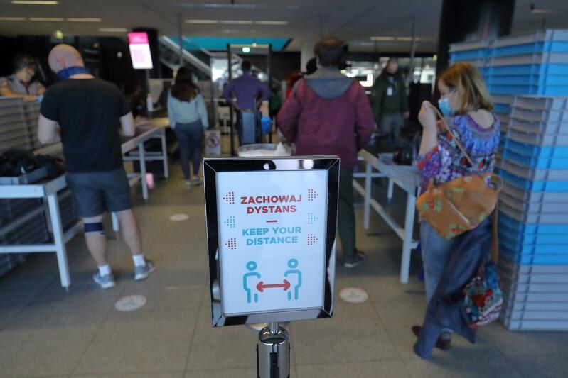 Po wznowieniu lotów po czasowym całkowitym lockdownie, każdy port lotniczy wprowadzić musiał rygor sanitarny obsługi pasażerów - 29 maja 2020 w Porcie Lotniczym Gdańsk